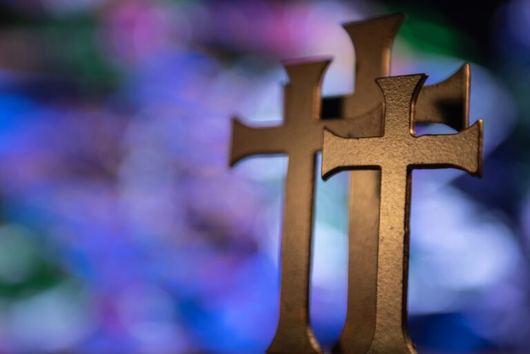 Christine Bethke Trauerrednerin für persönliche Trauerfeier München und Umland Deutsch Französisch Spanisch Mehrsprachig Spanisch Französisch Drei Holzkreuze auf blauem Hintergrund